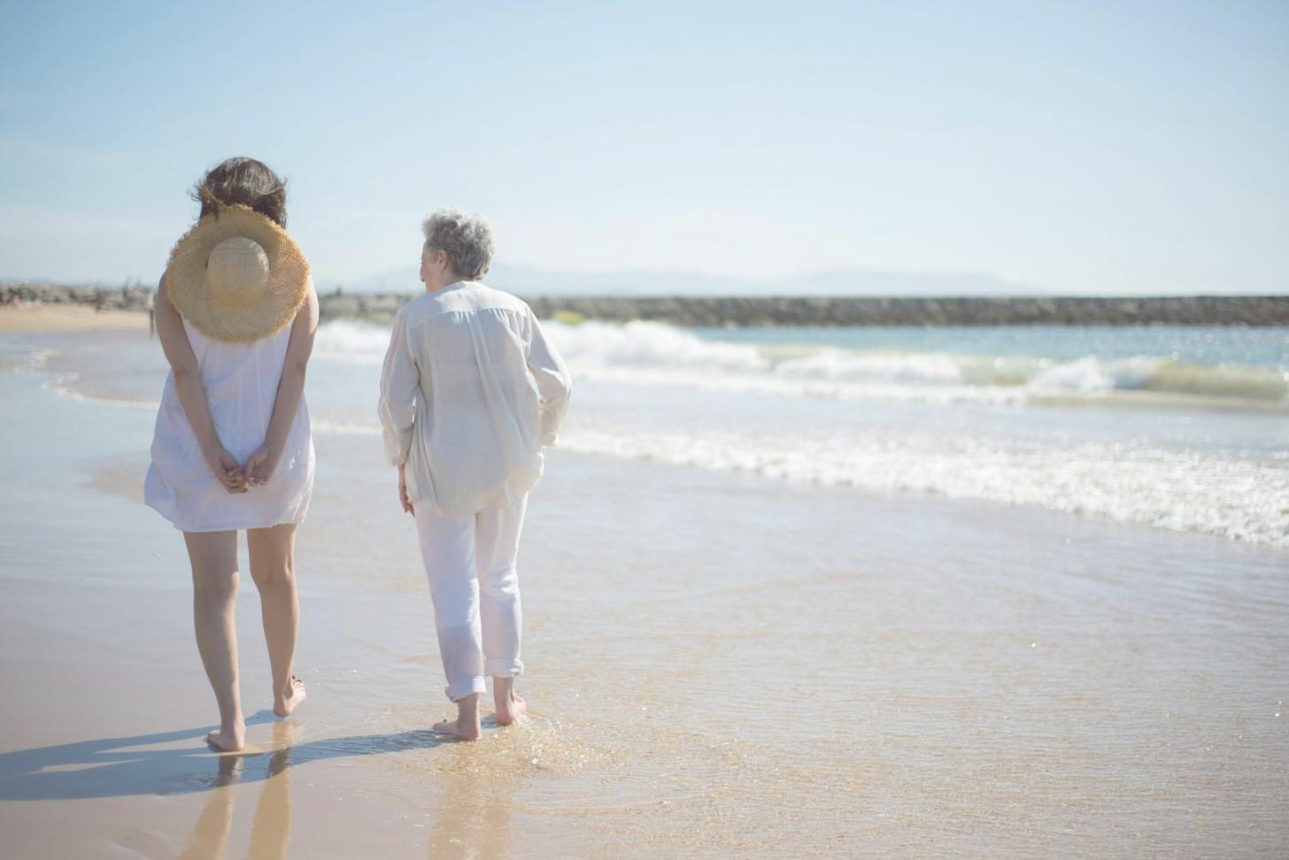 Famille partageant un moment de complicité dans un environnement chaleureux
